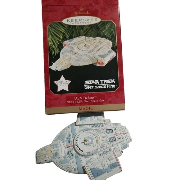 HALLMARK STAR TREK 1997 USS U.S.S. DEFIANT MAGIC KEEPSAKE CHRISTMAS ORNAMENT - Picture 1 of 6